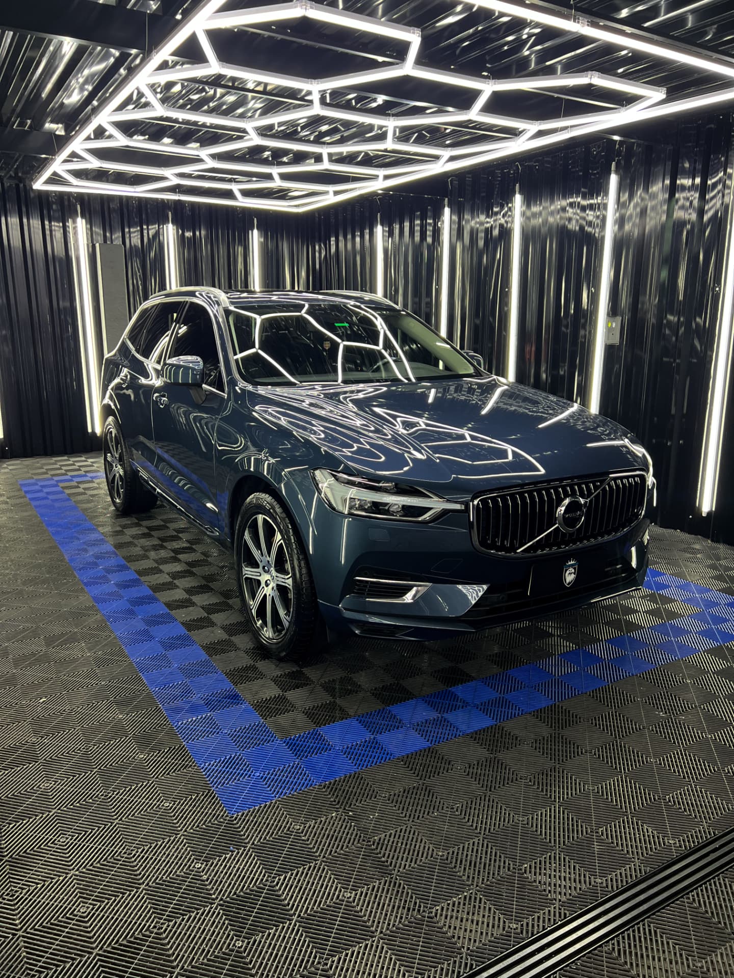 SUV finalizado no estúdio Eagle Detailers Premium com iluminação hexagonal de LED