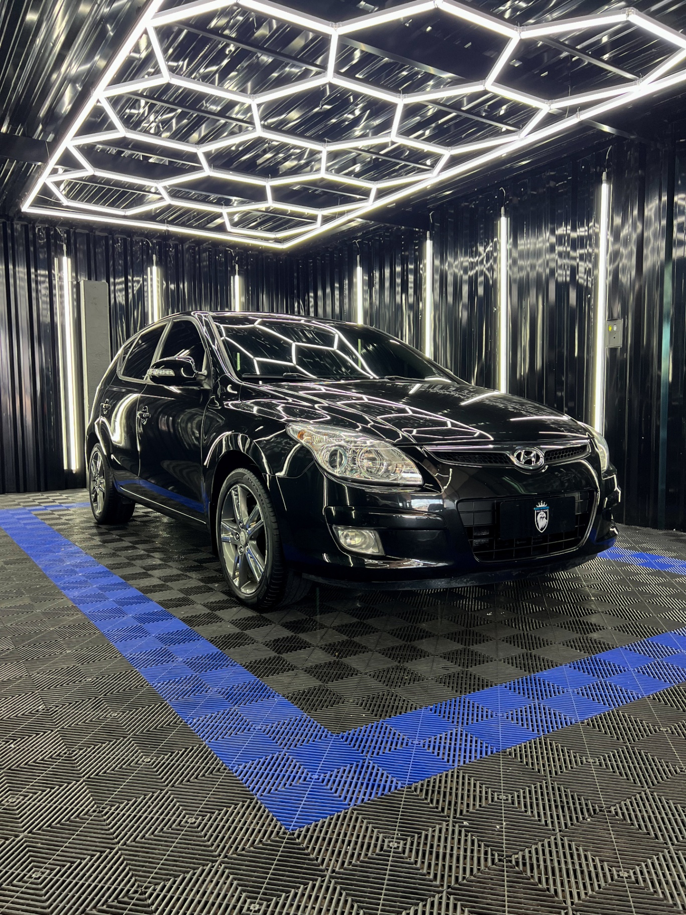 Veículo com pintura brilhante depois da vitrificação no estúdio Eagle Detailers Premium